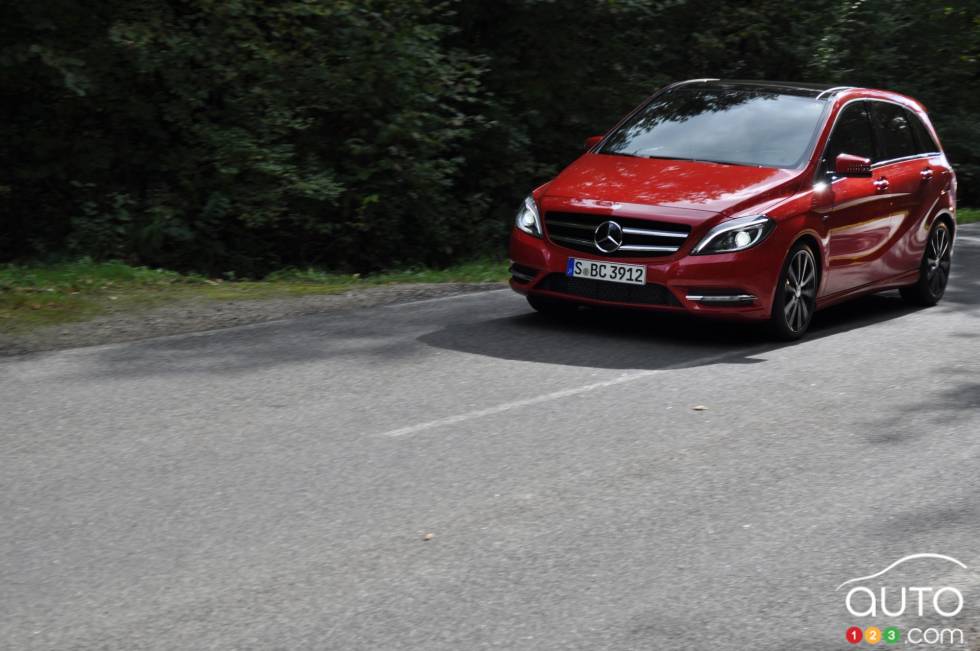 Vue 3/4 avant gauche, modèle en rouge