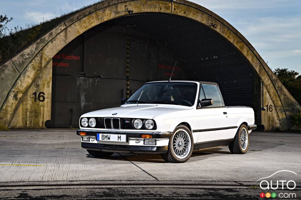 Vue 3/4 avant de la BMW E30 M3 camionette