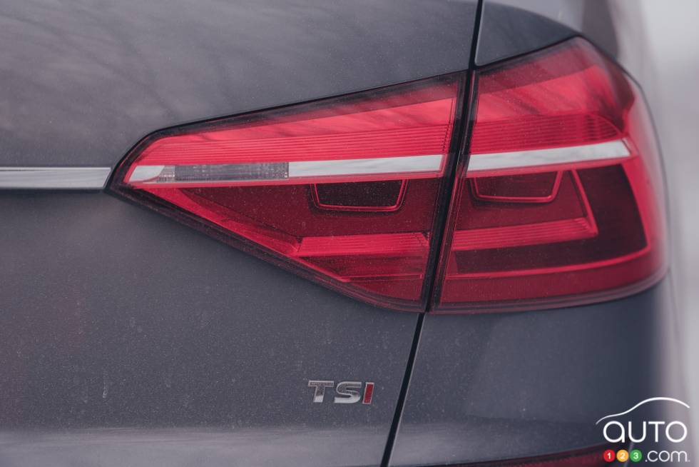 2016 Volkswagen Passat TSI tail light