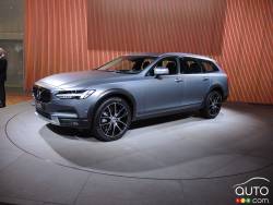 2017 Volvo V90 Cross Country front 3/4 view