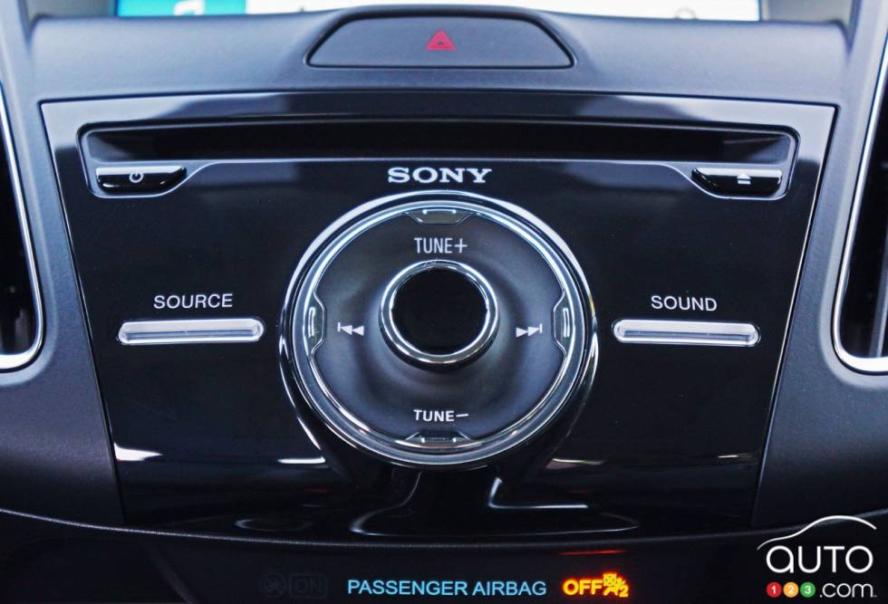 2016 Ford Focus Titanium infotainement controls