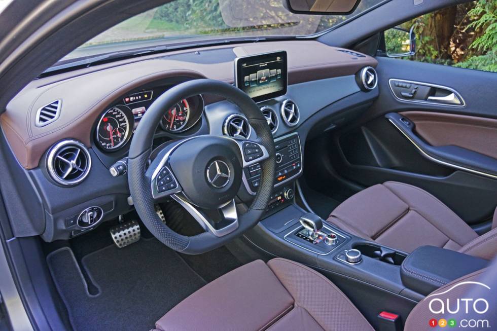Habitacle du conducteur du Mercedes-Benz GLA 45 AMG 4Matic 2016