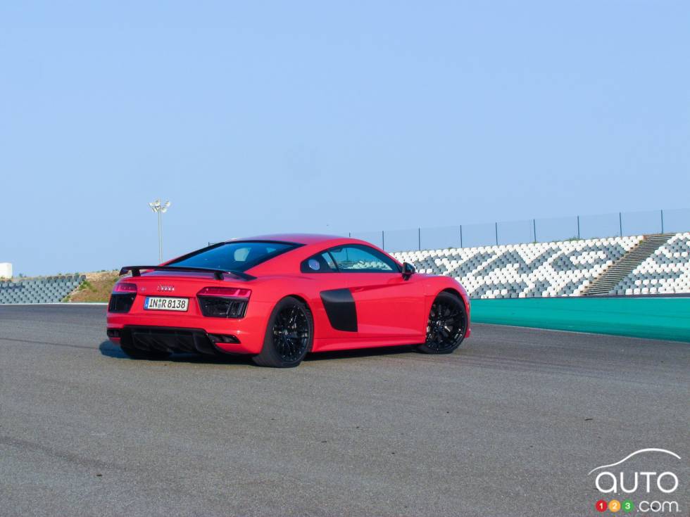 2016 Audi R8 rear 3/4 view