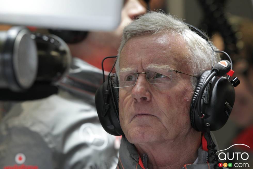 Un mécanicien de Vodafone McLaren Mercedes suit l'action en piste sur un moniteur.