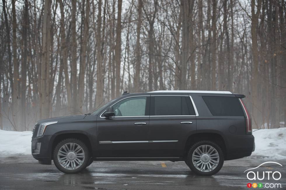 Vue de côté du Cadillac Escalade 2016