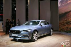 2017 Volvo S90 front 3/4 view