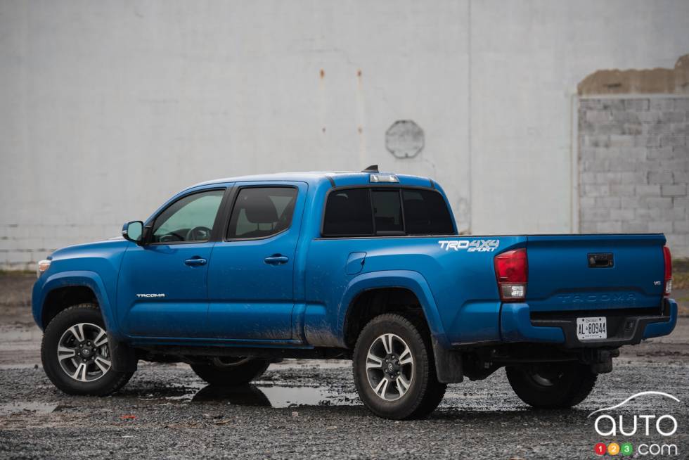 Vue 3/4 arrière du Toyota Tacoma V6 TRD 2016
