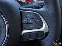 Commande pour le régulateur de vitesse sur le volant du Jeep Renegade Trailhawk 2016