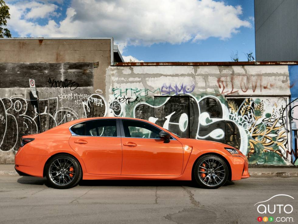 Vue de côté de la Lexus GS F 2016