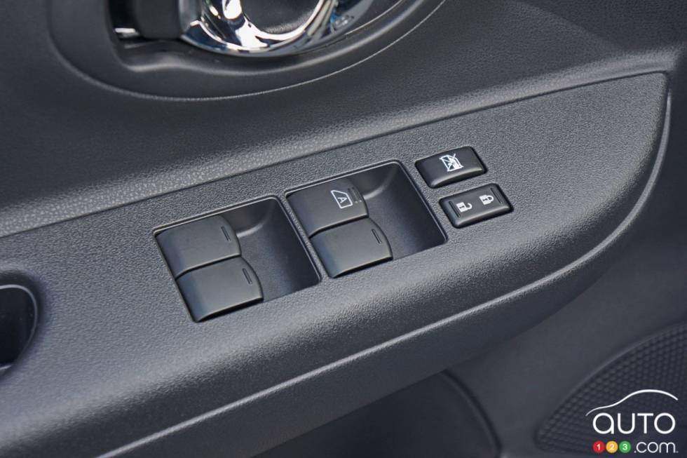 Détail intérieur de la Nissan Micra SR 2016.