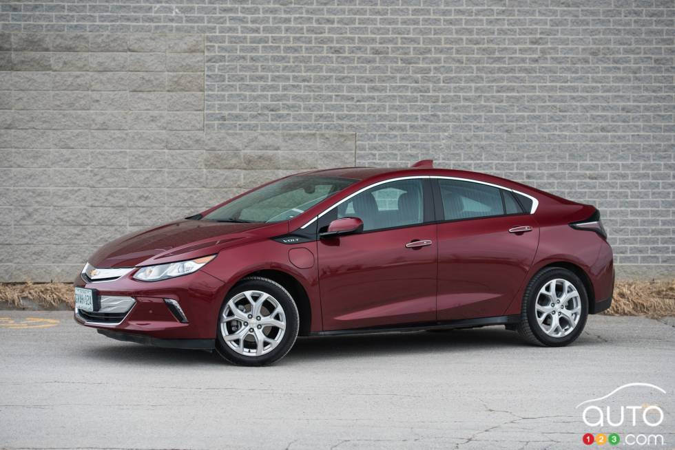 2016 Chevrolet Volt front 3/4 view