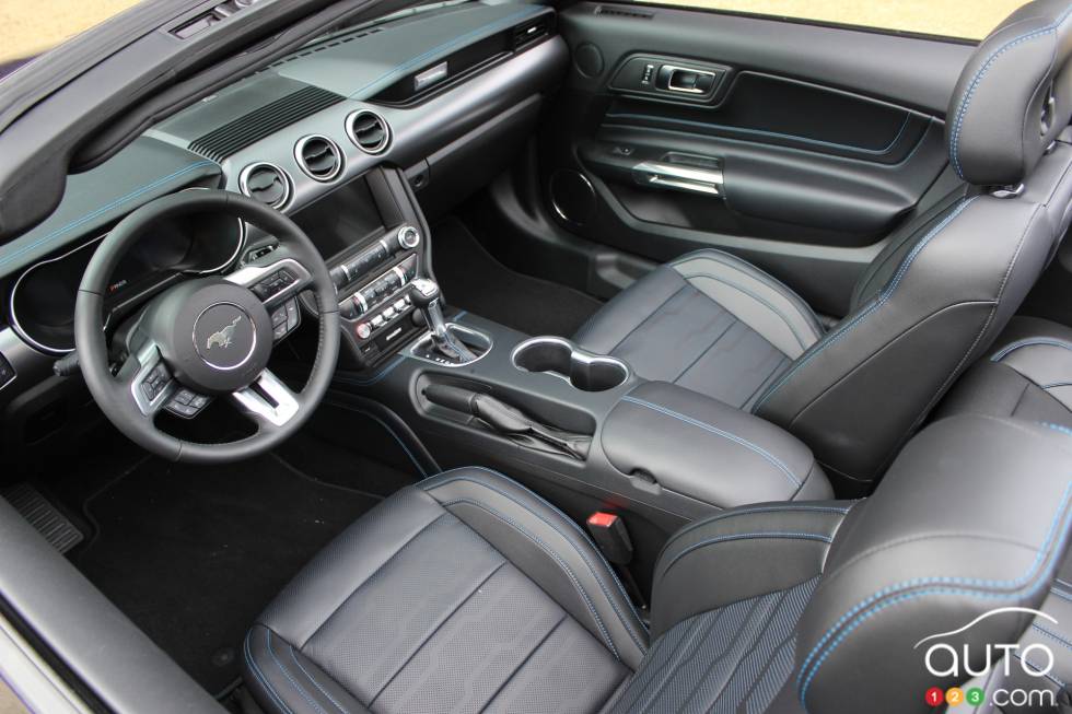 Tableau de bord et sièges avant 