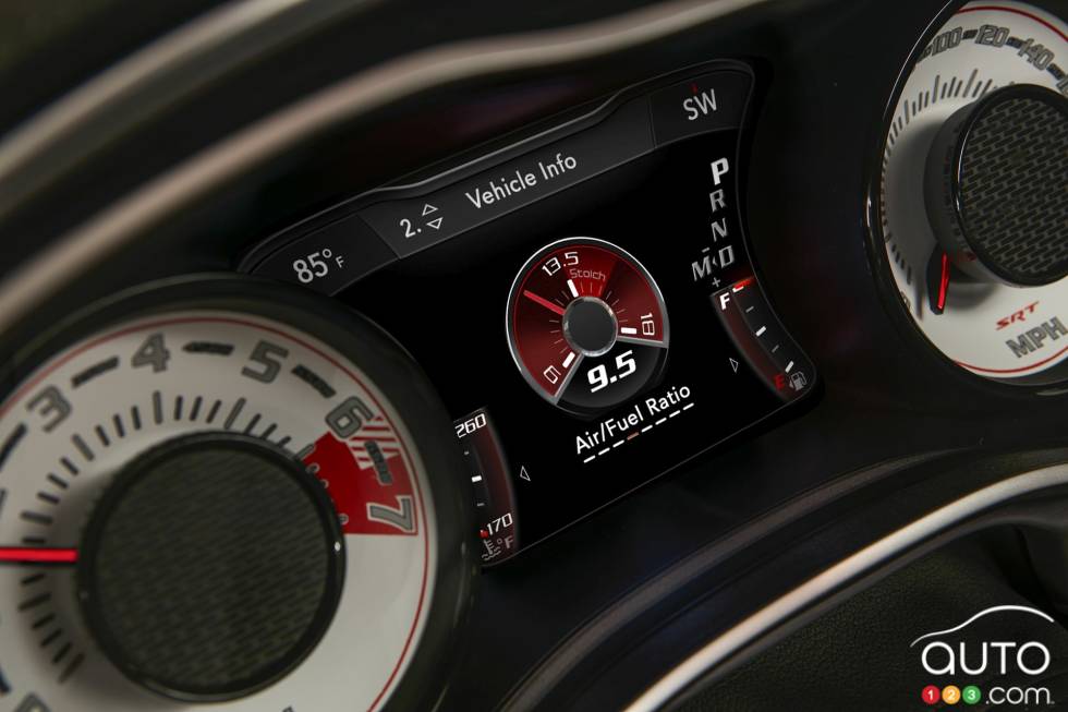 La jauge de rapport air / carburant est l'un des nombreux écrans d'information (sur la Dodge Challenger SRT Demon 2018) de 7 pouces et elle est centré entre les jauges blanches exclusives au SRT Demon.