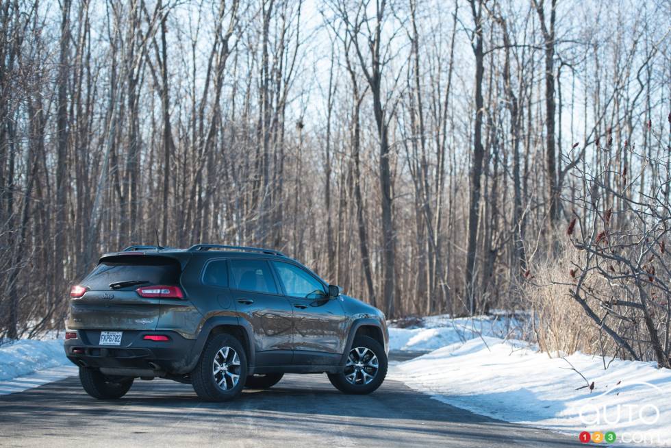 2016 Jeep Cherokee Trailhawk rear 3/4 view