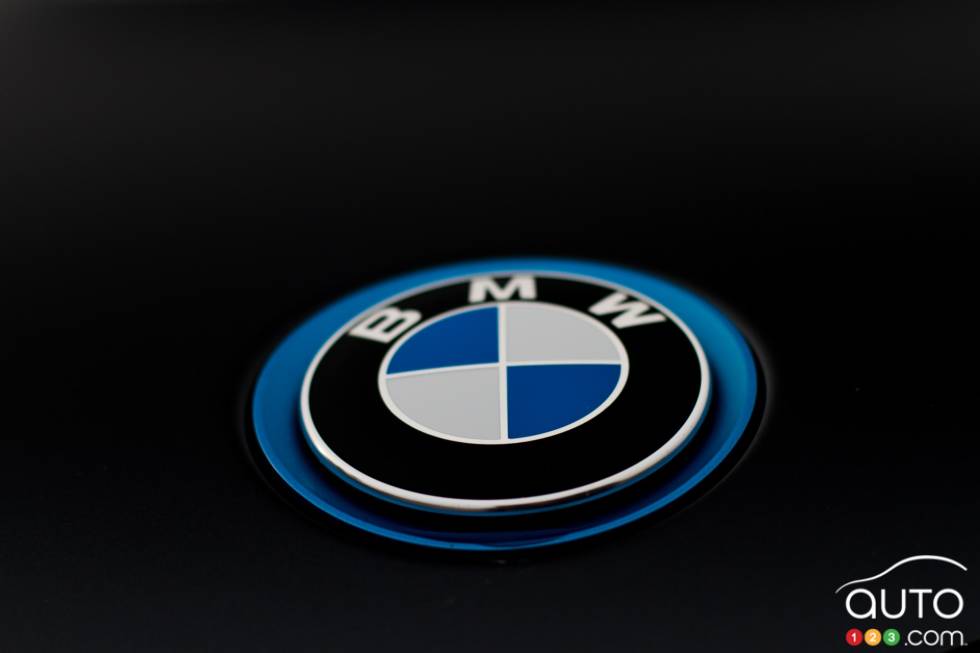 2016 BMW i8 manufacturer badge
