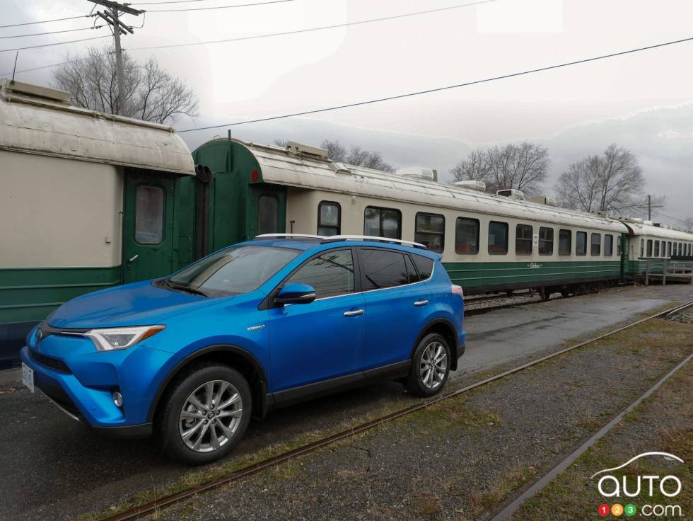 Pour 2016, le Toyota RAV4 affiche un design légèrement modernisé, propose une version « sportive » appelée SE et ajoute un modèle hybride à la fois plus écoénergétique et plus puissant.