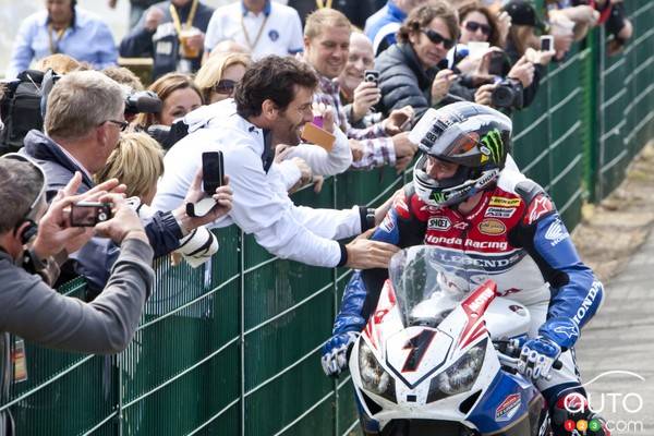 John McGuinness remporte son 18ieme titre TT et est félicité par le pilote de F1 Mark Webber(L).