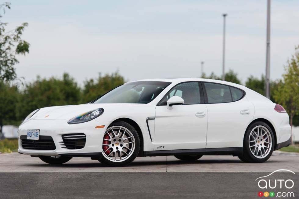 2015 Porsche Panamera GTS front 3/4 view