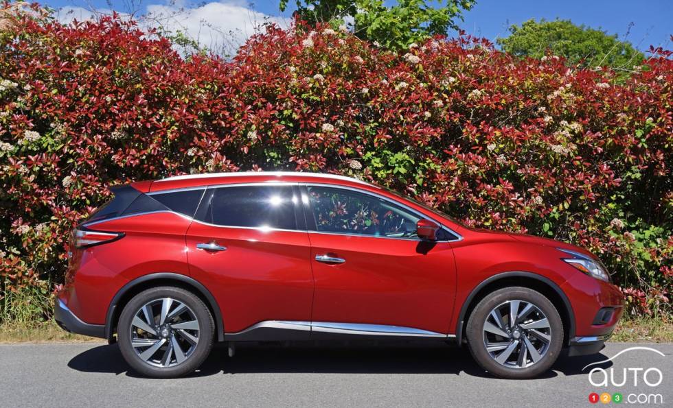 Vue de côté du Nissan Murano Platinum 2016