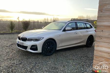 2022 BMW 330e Touring pictures