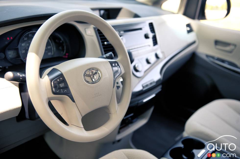 Steering wheel and dashboard