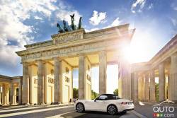 Vue 3/4 arrière de la Fiat 124 Spyder 2017