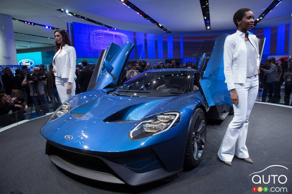 2017 Ford GT front 3/4 view