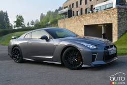 2017 Nissan GTR front 3/4 view