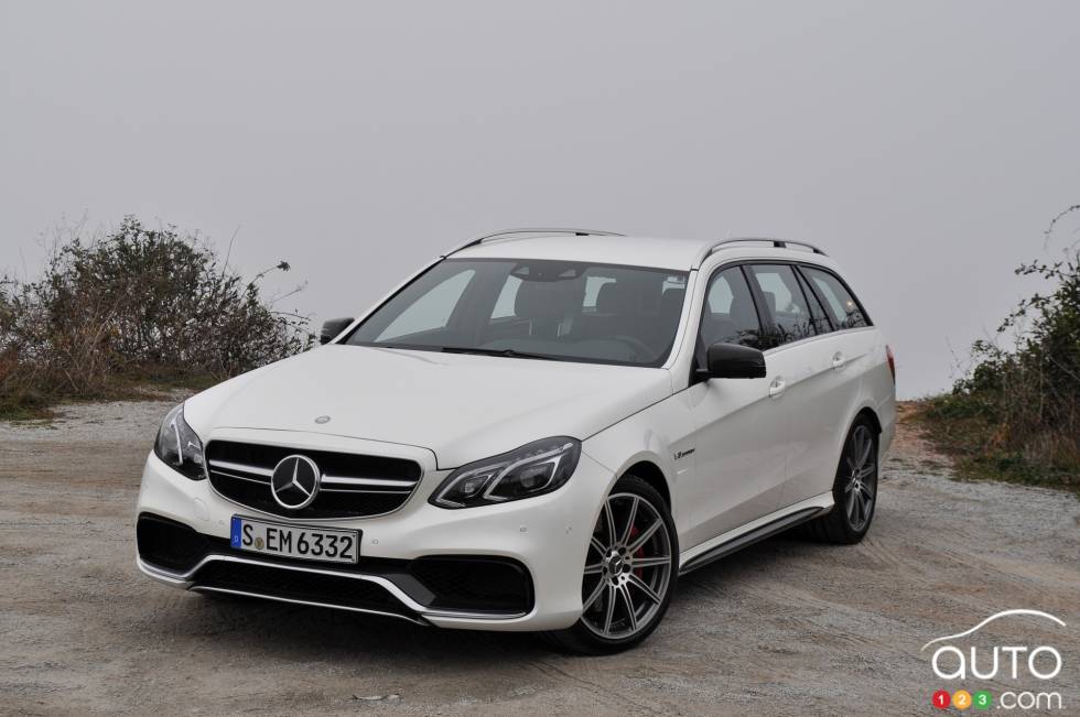 Vue 3/4 avant gauche, familiale avec les roues braquées