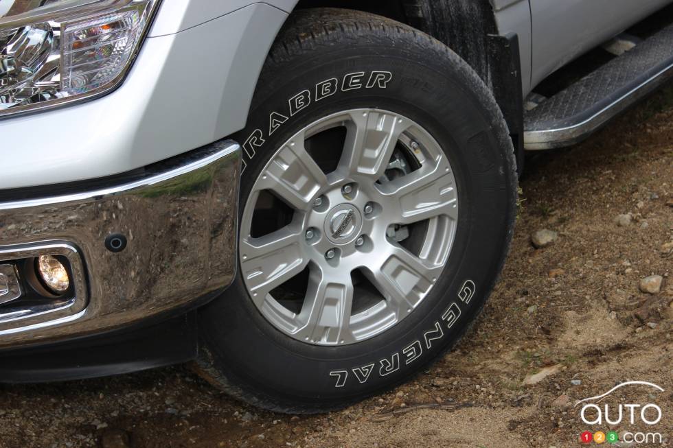 2017 Nissan Titan wheel