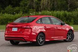 2015 Ford Focus SE Ecoboost rear 3/4 view