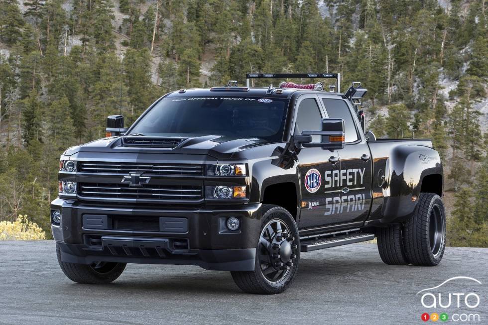 Silverado 3500HD 2018 Safety Safari SEMA Concept avec moteur turbodiesel Duramax de 6,6 L est conçu pour aider à garder les coureurs en toute sécurité sur la piste.