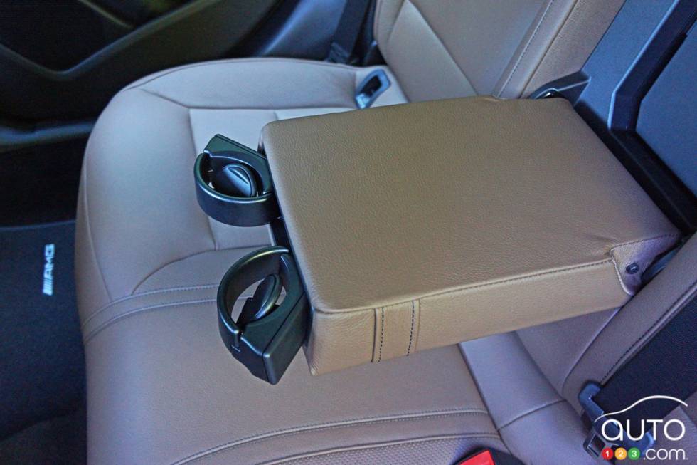 Accoudoire central arrière avec porte-gobelets du Mercedes-Benz GLA 45 AMG 4Matic 2016