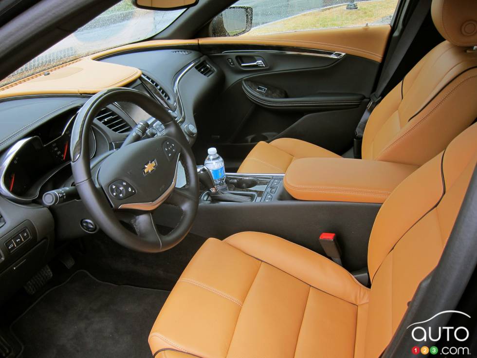 Front seats, two-tone interior