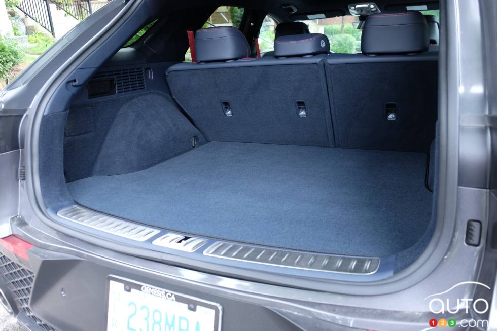 We drive the 2022 Genesis GV70