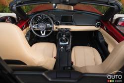 2016 Mazda MX-5 dashboard