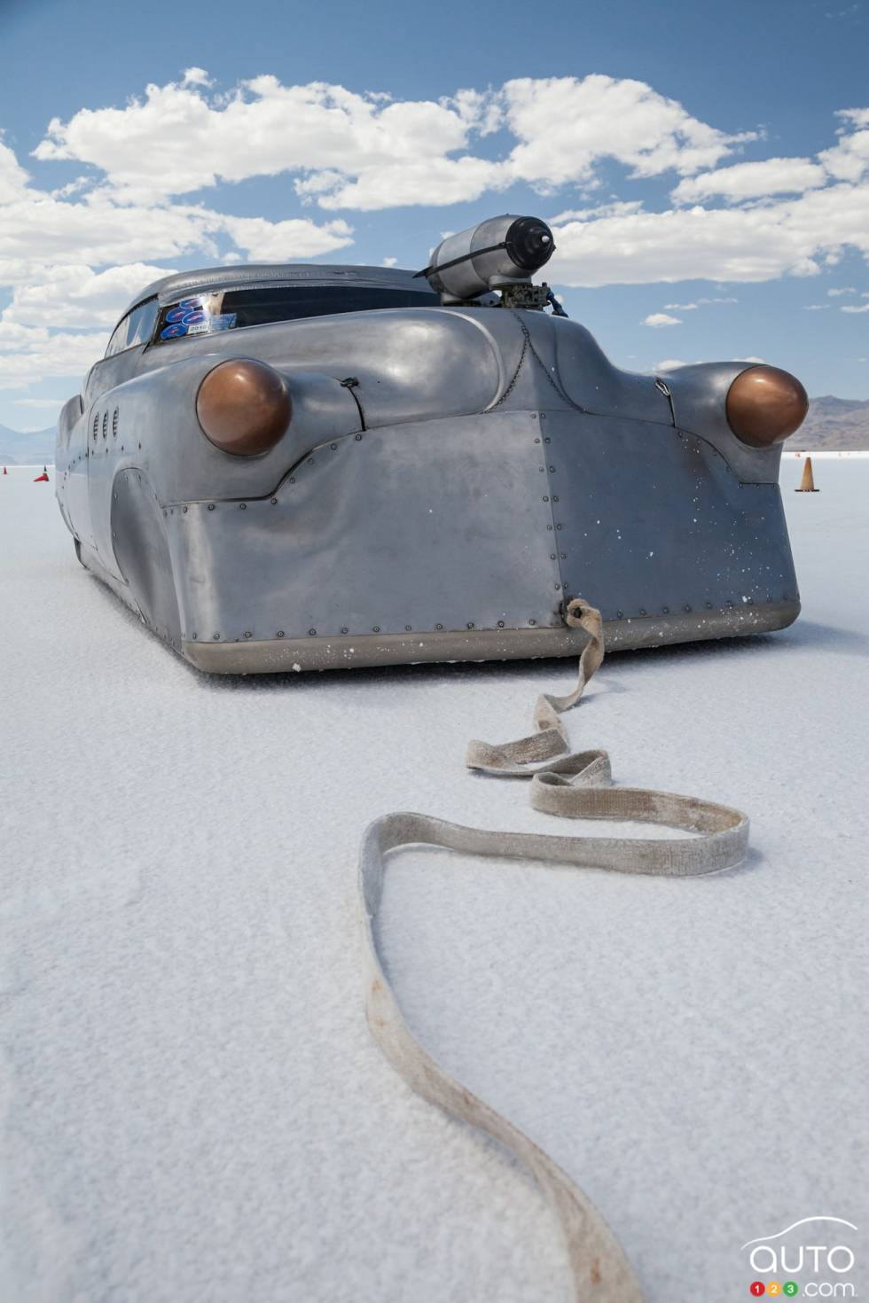 Jeff Brock, d’Abiquiu NM, a créé cette Buick Riviera 1952 connue sous l’appellation Bombshell Betty, la fierté de Rockethead Racing. La Buick de Jeff Brock est propulsée par un moteur à 8 cylindres en ligne et conserve son record de 266,2 km/h.