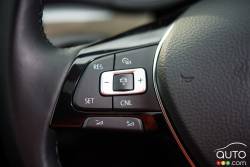 Commande pour le régulateur de vitesse sur le volant de la Volkswagen Passat TSI 2016