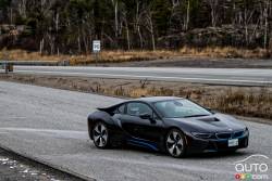 2016 BMW i8 front 3/4 view