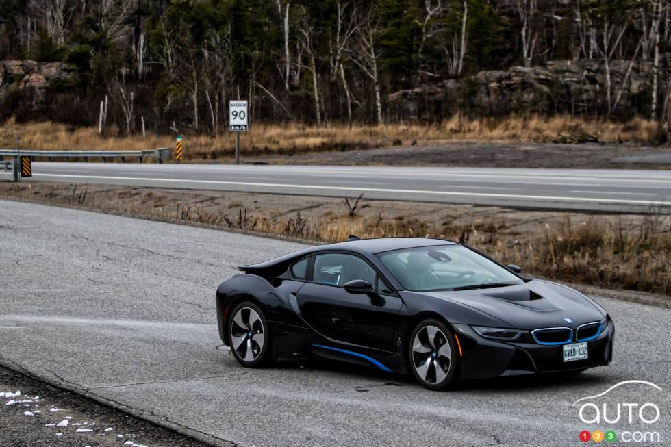 2016 BMW i8 front 3/4 view