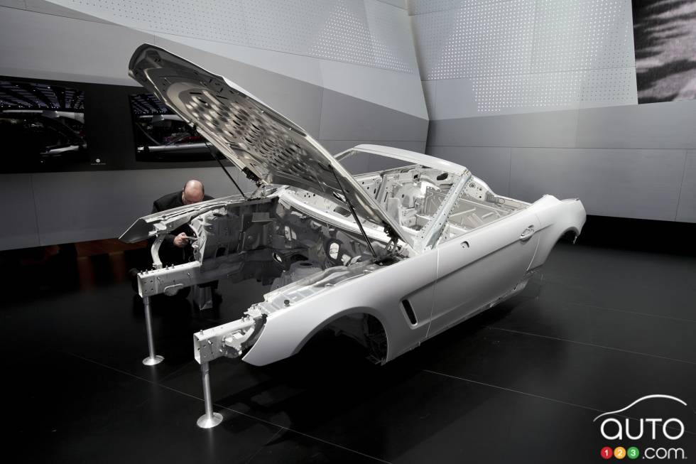 Châssis avec quelques panneaux de carrosserie