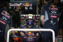 Mark Webber de Infiniti Red Bull Racing prend place dans sa voiture.