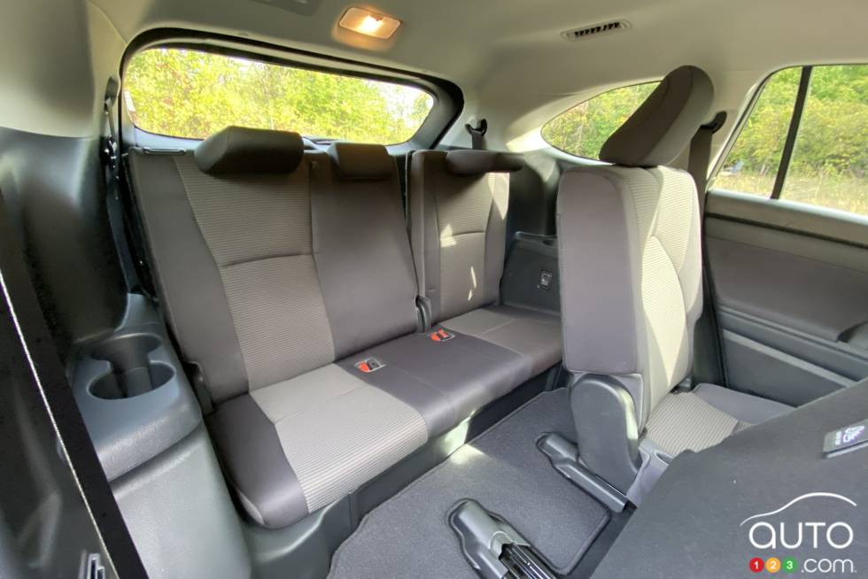 We drive the 2021 Toyota Highlander LE AWD