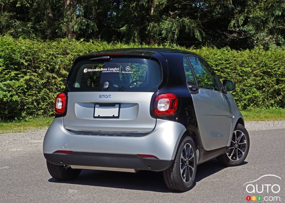 Vue 3/4 arrière de la Smart ForTwo Coupe Passion 2016