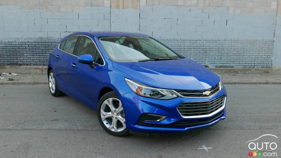 2017 Chevrolet Cruze Hatchback front 3/4 view