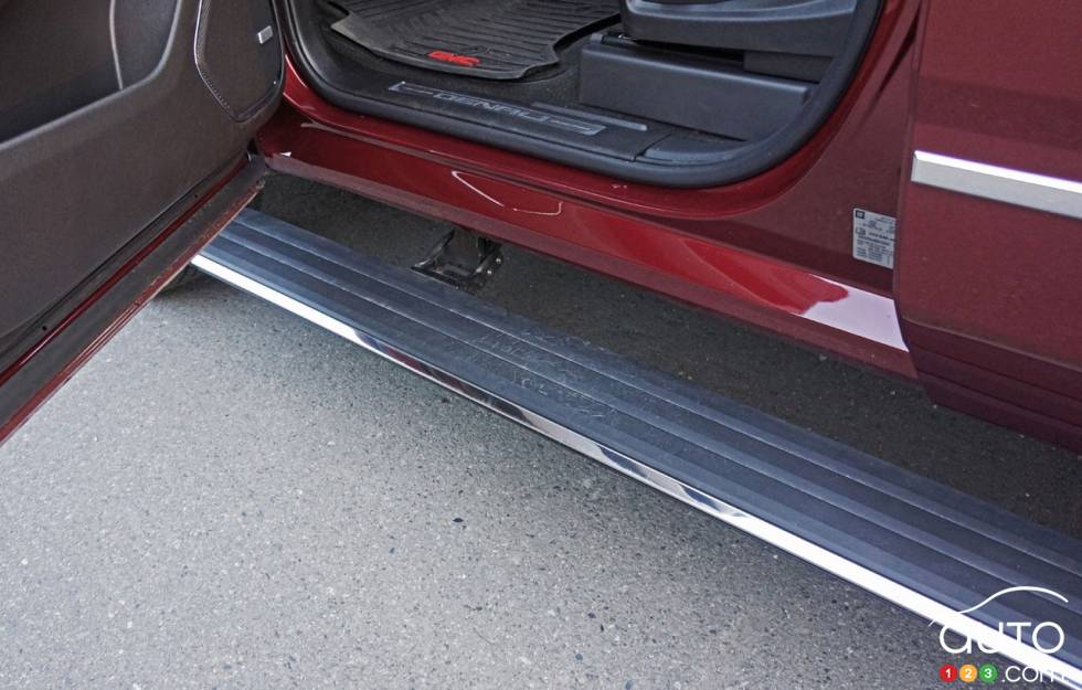 2016 GMC Yukon Denali foot step