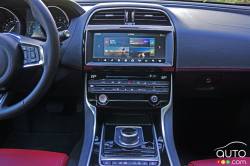 2017 Jaguar XE 35t AWD R-Sport infotainement display