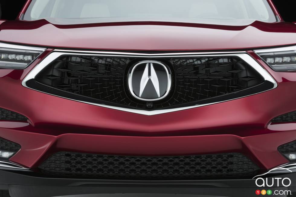 L'avant de la voiture avec le logo