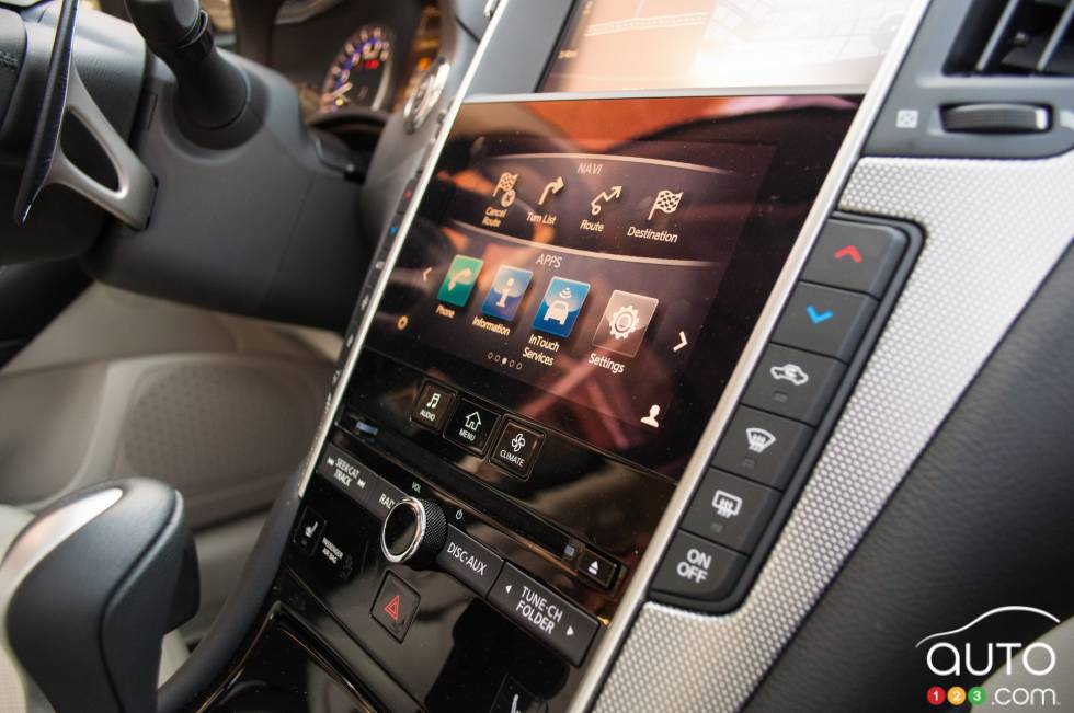 2016 Infiniti Q50s infotainement controls