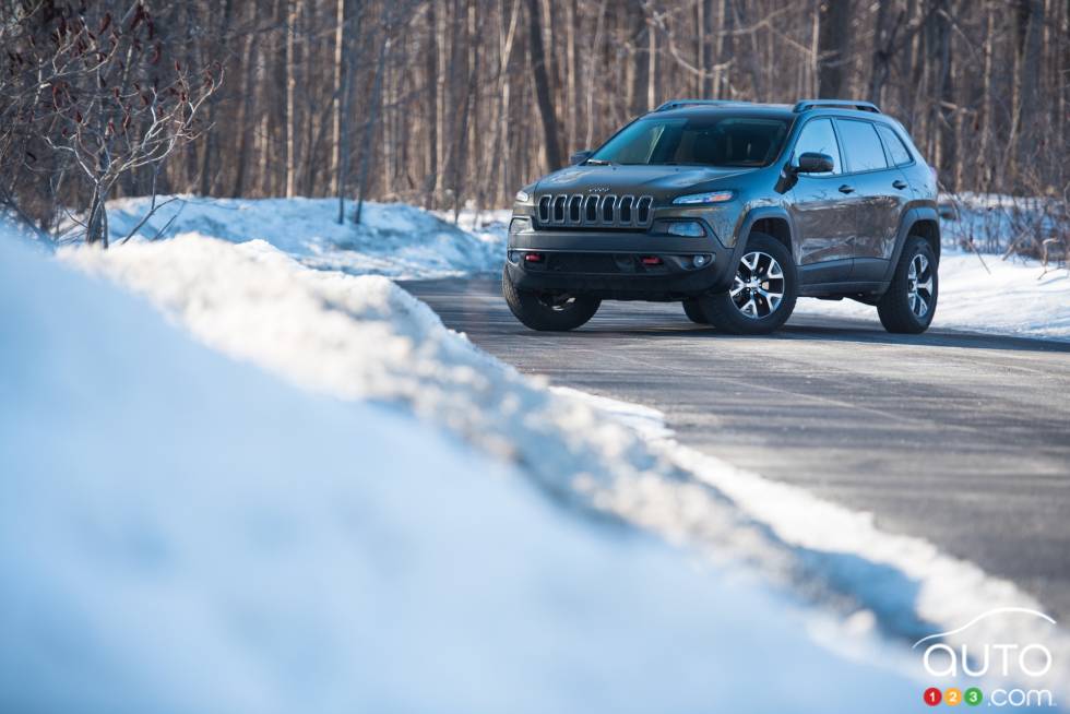 2016 Jeep Cherokee Trailhawk front 3/4 view